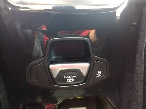 Used 2021 Jeep Renegade Latitude FWD image 22
