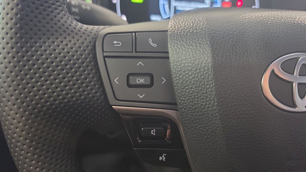 Used 2025 Toyota Camry LE w/ Convenience Package FWD image 25