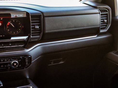 Used 2025 GMC Sierra 1500 Elevation image 17