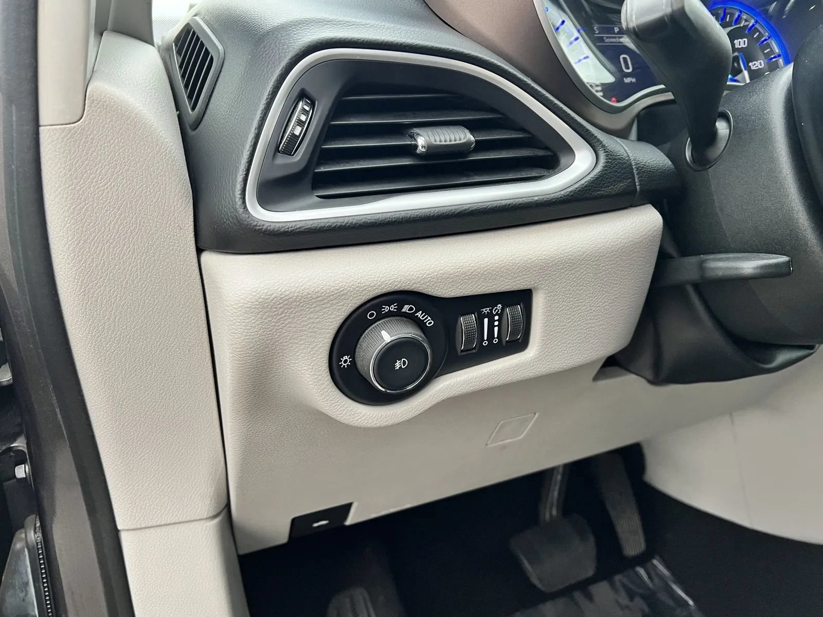 Used 2019 Chrysler Pacifica Touring-L FWD image 27