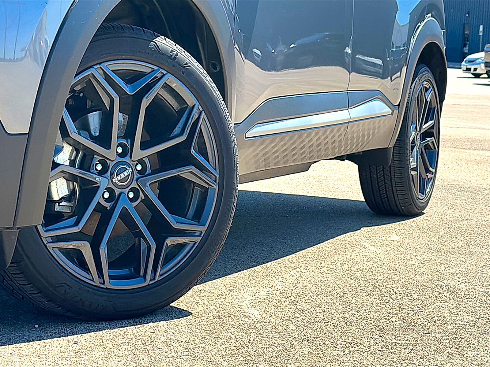 Used 2025 Nissan Kicks SR FWD image 3