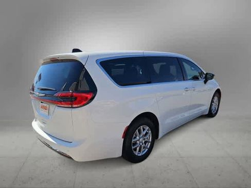 New 2026 Chrysler Pacifica Select FWD image 8