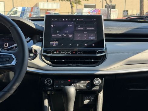 Used 2025 Jeep Compass Limited image 18