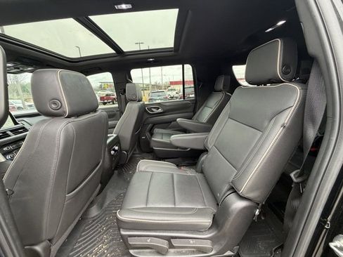 Used 2024 GMC Yukon XL SLT w/ SLT Luxury Package image 17