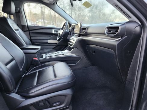 Certified 2022 Ford Explorer XLT w/ Equipment Group 202A image 11