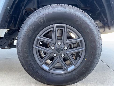 Used 2025 Jeep Gladiator Sport AWD/4WD image 14