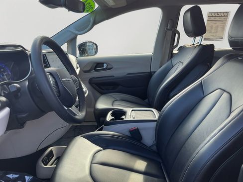 Used 2024 Chrysler Pacifica Touring-L FWD image 17