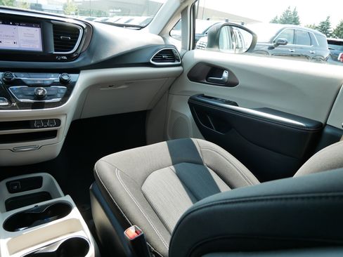 Used 2023 Chrysler Voyager LX FWD image 11