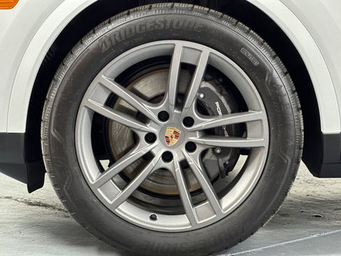 Certified 2025 Porsche Cayenne AWD/4WD image 34