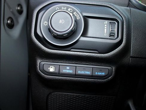 Used 2023 Jeep Wrangler Unlimited Sahara w/ Cold Weather Group image 19