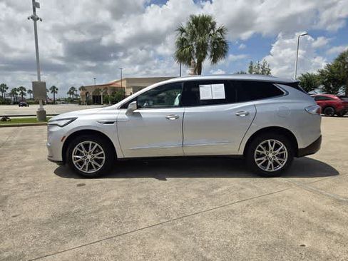 Used 2022 Buick Enclave Premium FWD image 3