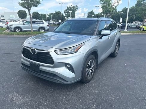 Used 2021 Toyota Highlander XLE AWD/4WD image 2