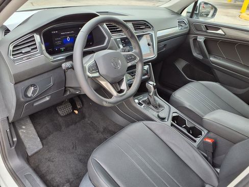 Used 2023 Volkswagen Tiguan SE image 17