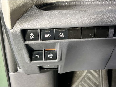 Used 2022 Toyota Sienna Limited image 10