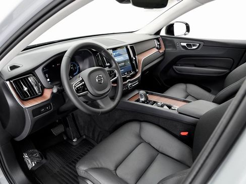 Used 2024 Volvo XC60 T8 Plus image 4