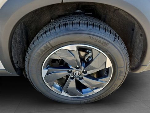 Used 2025 Nissan Rogue SV image 33