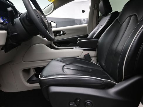 Used 2023 Chrysler Pacifica Limited FWD image 15