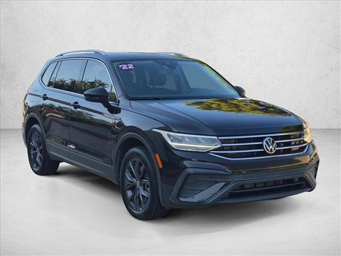 Used 2022 Volkswagen Tiguan SE w/ Panoramic Sunroof Package FWD image 3