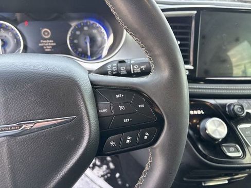 Used 2022 Chrysler Pacifica Touring image 18