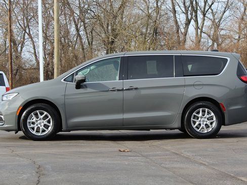 Used 2023 Chrysler Pacifica Touring-L image 4