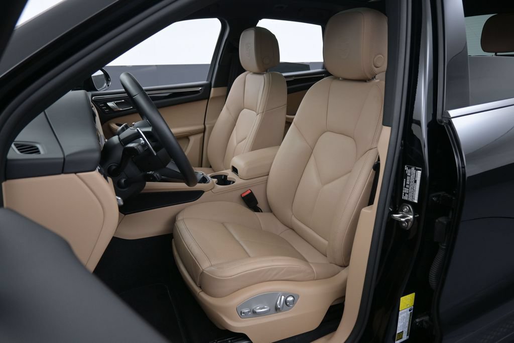 Certified 2026 Porsche Macan AWD/4WD image 5