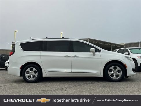 Used 2017 Chrysler Pacifica Touring-L Plus image 3