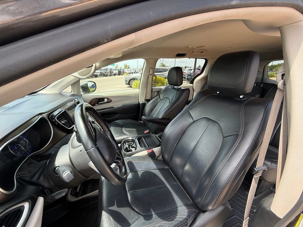 Used 2018 Chrysler Pacifica Touring-L FWD image 12