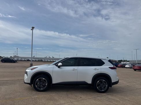 Used 2024 Nissan Rogue SV FWD image 12