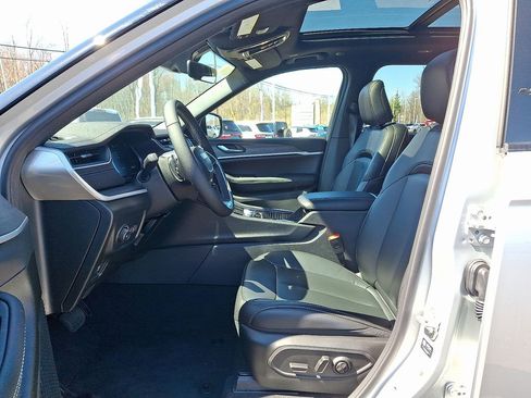New 2025 Jeep Grand Cherokee Limited w/ Trailer Tow Package AWD/4WD image 10