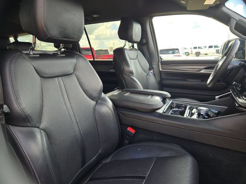 Used 2024 Jeep Wagoneer L Series II w/ Flexible Seating Group RWD image 26