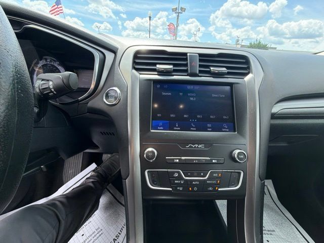 Used 2020 Ford Fusion SE FWD image 23