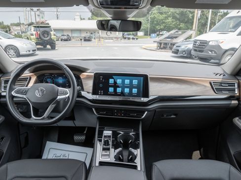 Used 2024 Volkswagen Atlas SE image 2