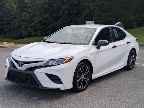 Used 2020 Toyota Camry SE FWD image 5