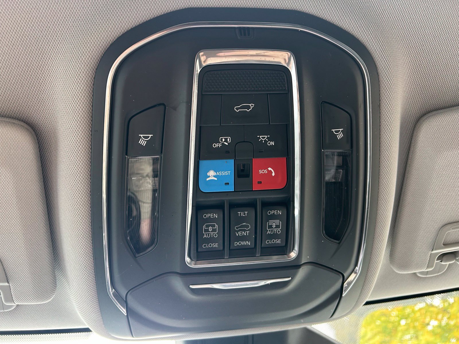 Used 2023 Jeep Grand Cherokee L Limited w/ Black Appearance Package AWD/4WD image 18