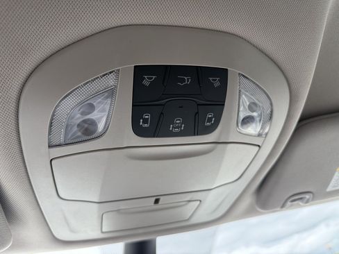 Used 2023 Chrysler Pacifica Touring-L FWD image 32