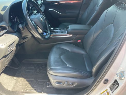 Used 2021 Toyota Highlander Limited FWD image 10
