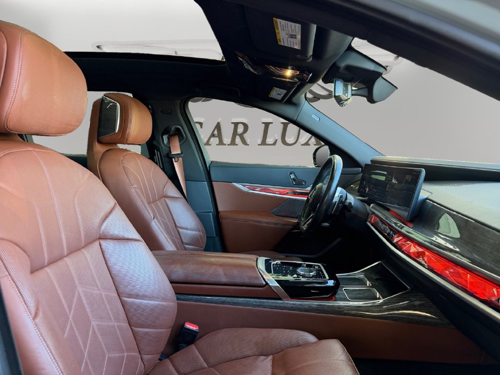 Used 2023 BMW 740i w/ Parking Assistance Package RWD image 15