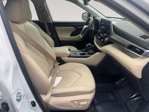 Used 2024 Toyota Highlander XLE image 15