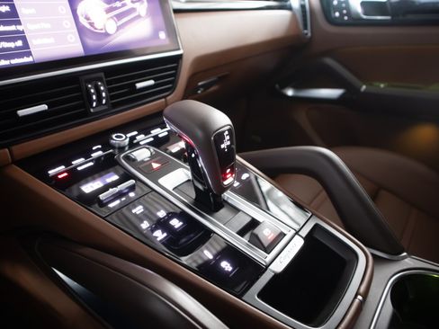 Certified 2023 Porsche Cayenne Turbo AWD/4WD image 16