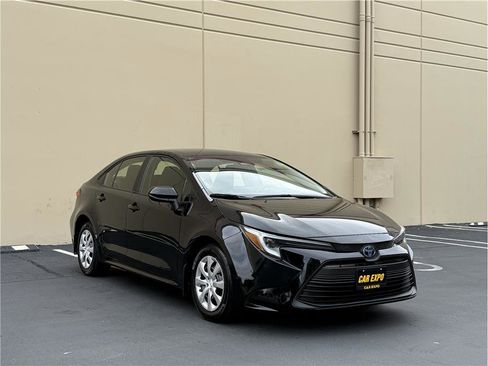 Used 2023 Toyota Corolla LE FWD image 3