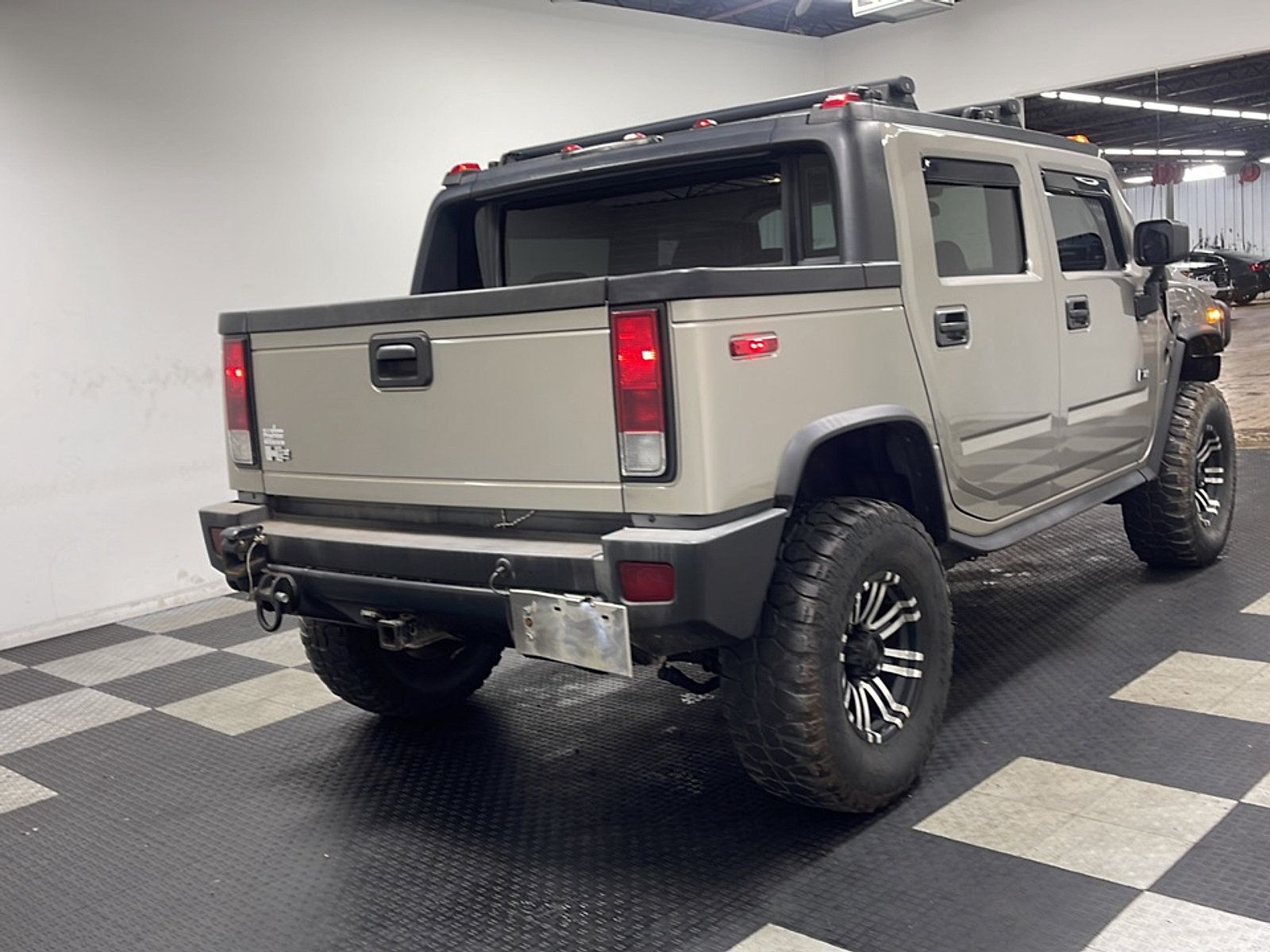Used 2005 HUMMER H2 SUT w/ Preferred Equipment Group AWD/4WD image 17