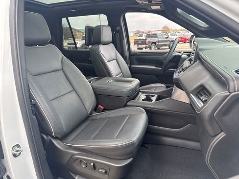 Used 2024 GMC Yukon SLT w/ SLT Premium Package image 12