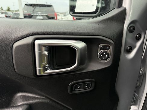 Used 2023 Jeep Gladiator Willys image 12