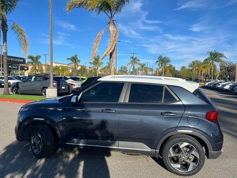 Used 2021 Hyundai Venue image 5