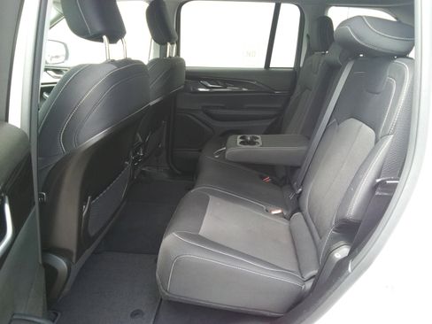 Used 2023 Jeep Grand Cherokee Laredo image 9