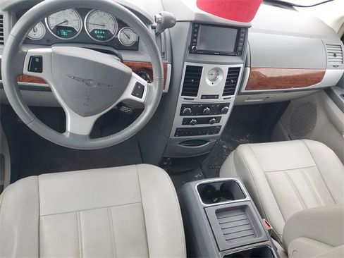 Used 2008 Chrysler Town & Country Touring image 9