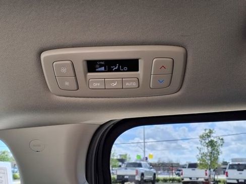 Used 2025 Kia Carnival image 23