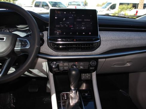 Used 2022 Jeep Compass Latitude FWD image 18