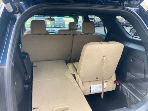 Used 2017 Ford Explorer XLT w/ Equipment Group 202A AWD/4WD image 27