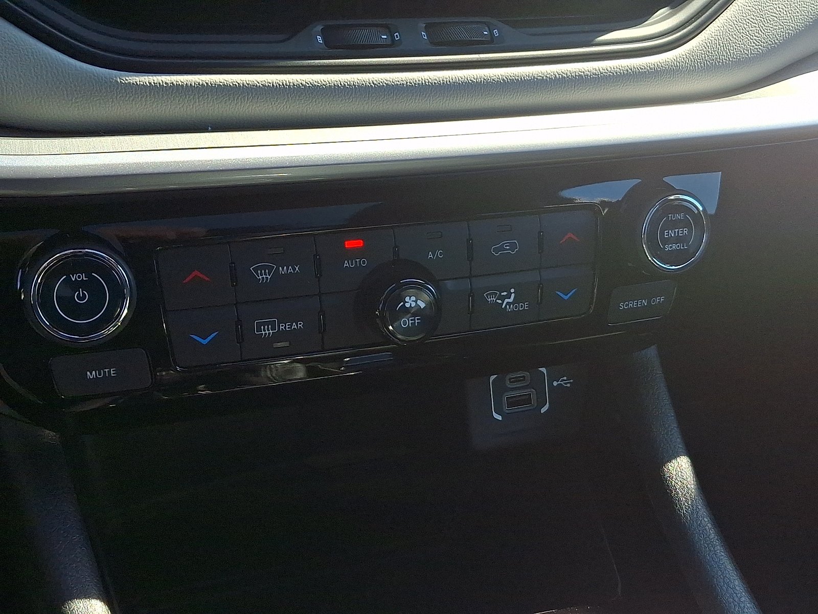 Certified 2025 Jeep Compass Limited w/ Sun & Sound Group AWD/4WD image 16